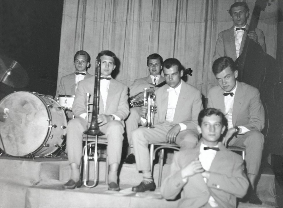 Tvorba Václava Hraběte, stejně jako ostatních beatniků, úzce souvisela s jazzovou a bluesovou hudbou. Sám autor se učil hrát na několik hudebních nástrojů, mezi nimi klarinet a saxofon.