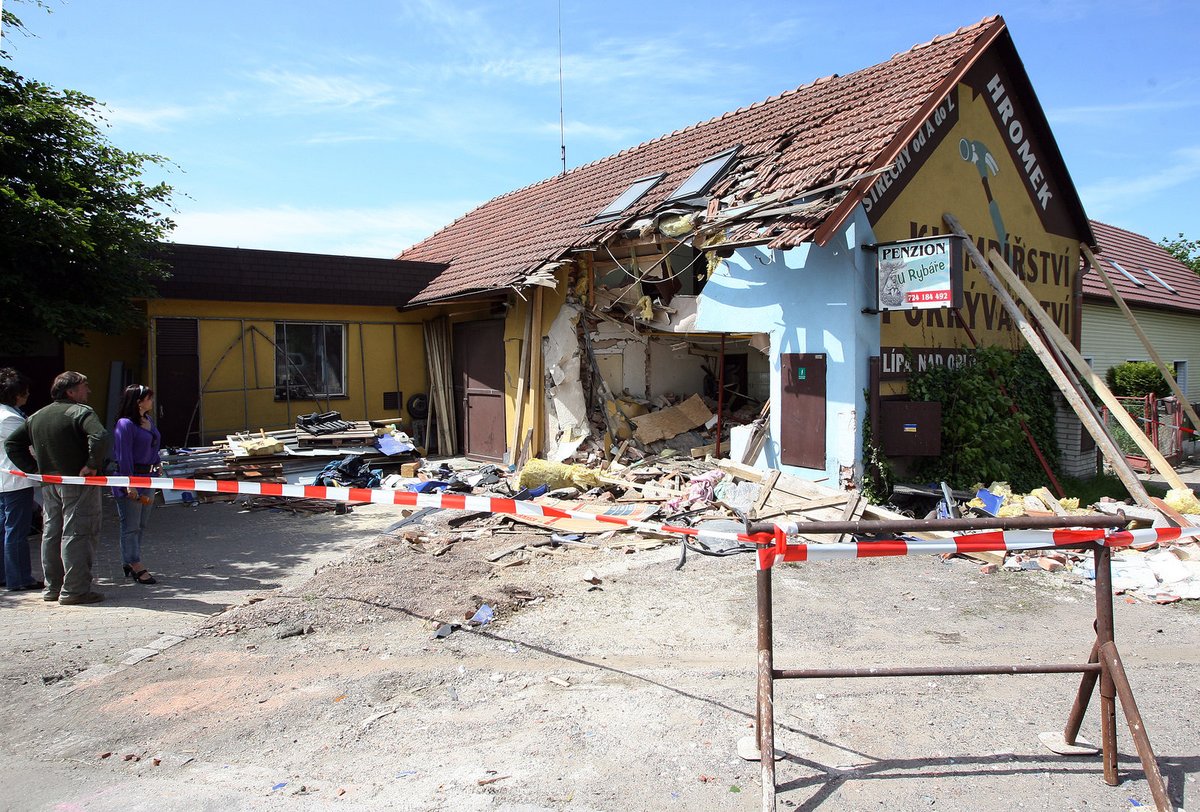 Záchranná akce byla složitá k vůli silně narušené statice domu.