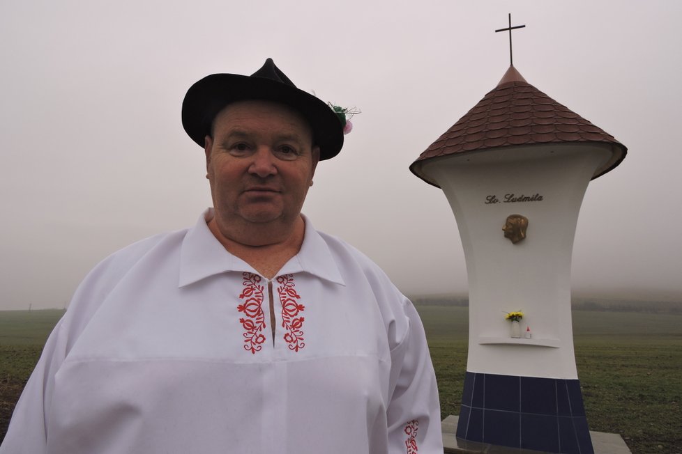 Václav Hučík (57) z Blatničky navrhl a vlastnoručně postavil kapličku zasvěcenou Sv. Ludmile. Hučík vytvořil sám i její bustu.