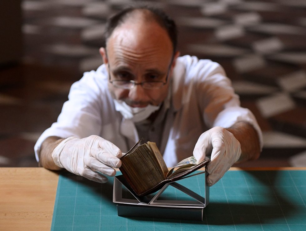 Knihovníci a restaurátoři umístili 27. září 2019 do vitrín v Zrcadlové kapli v pražském Klementinu šest vzácných historických rukopisů z přelomu 14. a 15. století.