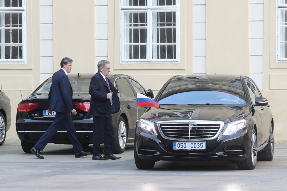 Na oslavu 80. narozenin exprezidenta Václava Klause dorazil i ruský velvyslanec Alexandr Zmejevskij (18.6.2021)