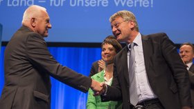 Václav Klaus na kongresu Alternativy pro Německo ve Stuttgartu. Vpravo Joerg Meuthen a šéfka AfD Frauke Petry