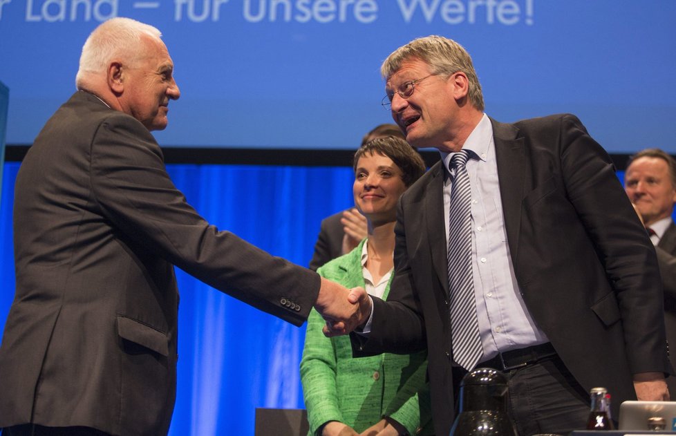 Václav Klaus na kongresu Alternativy pro Německo ve Stuttgartu. Vpravo Joerg Meuthen a šéfka AfD Frauke Petry.