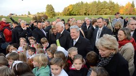 Prezidenti Václav Klaus a Joachim Gauck se v roce 2012 fotili s malými dětmi