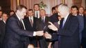 Rok 1992: Vladimír Mečiar a Václav Klaus podpisem rozdělují Československo. Zkušenosti by Klaus klidně využil při brexitu.