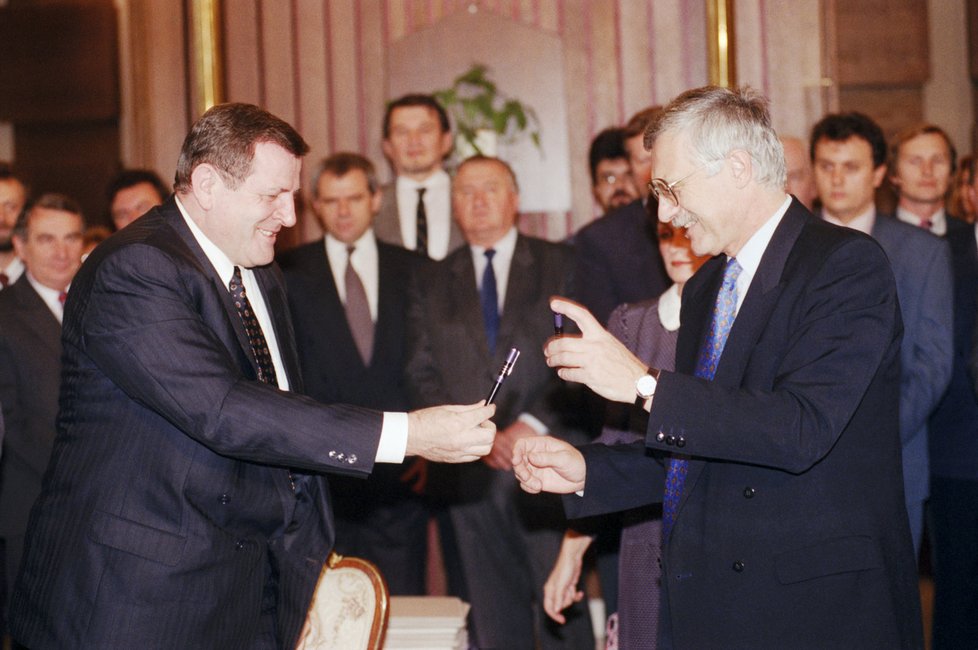 Rok 1992: Vladimír Mečiar a Václav Klaus podpisem rozdělují Československo. Zkušenosti by Klaus klidně využil při brexitu.
