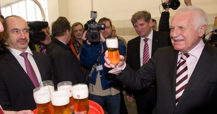 Václav Klaus při návštěvě budějovického pivovaru (únor 2013)