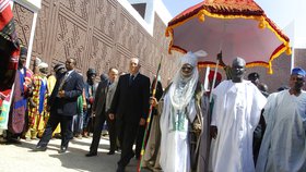 Václav Klaus v Nigérii kráčí s emírem pod baldachýnovým slunečníkem