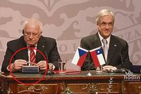 Prezident se vrací do Chile: Pero chce i Livia, žertují čtenáři