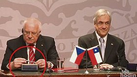 Václav Klause vrací do Chile, kde slavně zestátnil protokolární pero