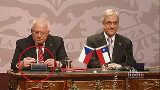 Výročí Chilského incidentu. Před 10 lety "ukradl" prezident Klaus protokolární pero a byl z toho virál 