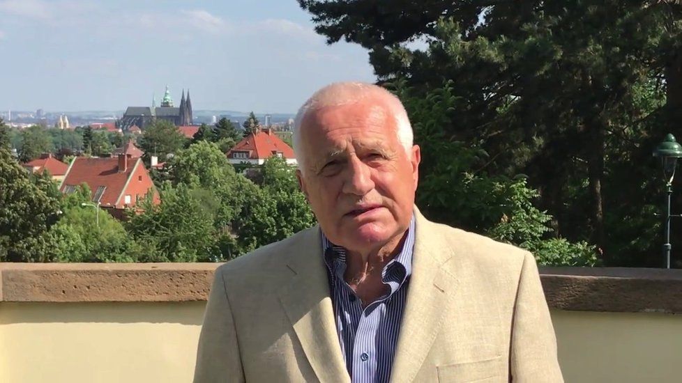 Václav Klaus vystoupil v reakci na jednání Evropské komise s výzvou začít připravovat odchod ČR z EU.