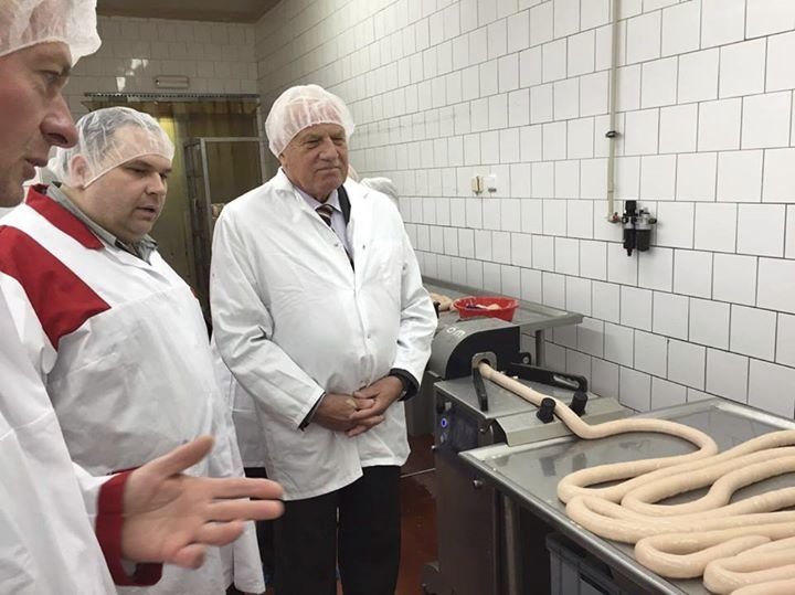 Exprezident Václav Klaus zavítal do výrobny uzenin  