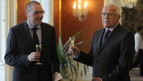 Václav Klaus v roce 2010 jmenoval šéfem ČNB Miroslava Singera. Nyní kroky banky kritizuje