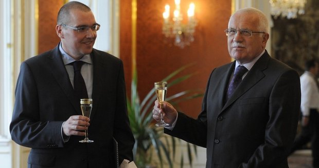 Václav Klaus v roce 2010 jmenoval šéfem ČNB Miroslava Singera. Nyní kroky banky kritizuje