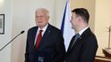 Ministr zahraničí Macinka předal Václavu Klausovi medaili Za zásluhy o diplomacii (18.6.2026) Ministr zahraničí Macinka předal Václavu Klausovi medaili Za zásluhy o diplomacii (18.6.2026)