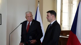 Ministr zahraničí Macinka předal Václavu Klausovi medaili Za zásluhy o diplomacii (18.6.2026)