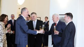 Ministr zahraničí Macinka předal Václavu Klausovi medaili Za zásluhy o diplomacii (18.6.2026)