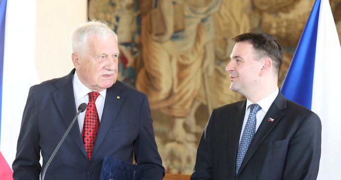 Ministr zahraničí Macinka předal Václavu Klausovi medaili Za zásluhy o diplomacii (18.6.2026).