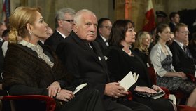 Václav Klaus v roce 2015 během předávání státních vyznamenání po boku Dagmar Havlové a Ivany Zemanové