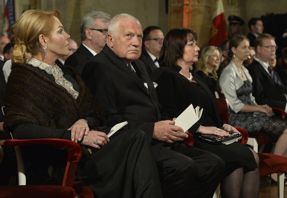 Václav Klaus v roce 2015 během předávání státních vyznamenání po boku Dagmar Havlové a Ivany Zemanové