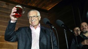 Václav Klaus si připil pivem a varoval před EU.