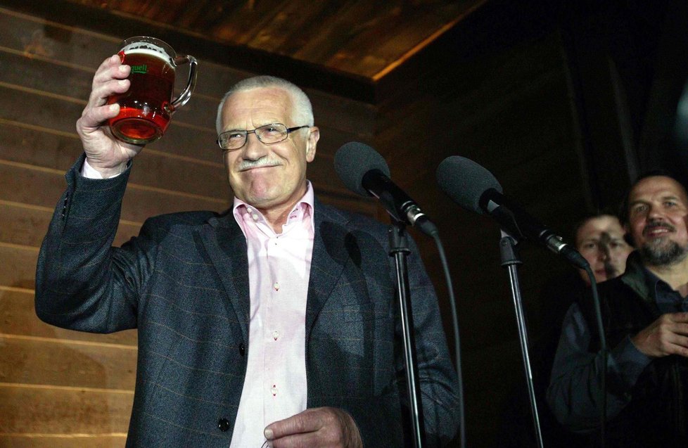 Václav Klaus si připil pivem a varoval před EU.