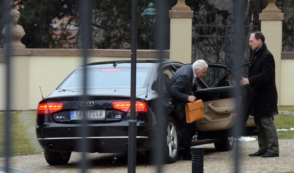 Václav Klaus vystupuje z luxusní audiny s okrovou aktovkou v ruce.