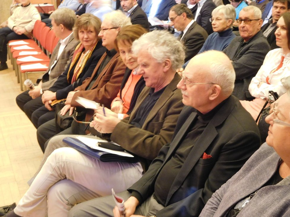 V první řadě zaujali místa na semináři Institutu Václava Klause ekonom Dušan Tříska či exministr Karel Dyba.