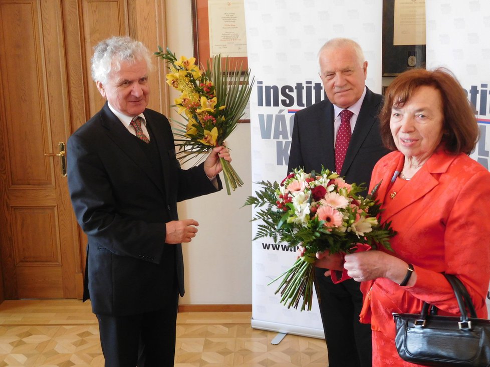 Klaus ocenil ekonoma a svého někdejšího náměstka Dušana Třísku. Slavnostního aktu se účastnila i Livia Klausová.