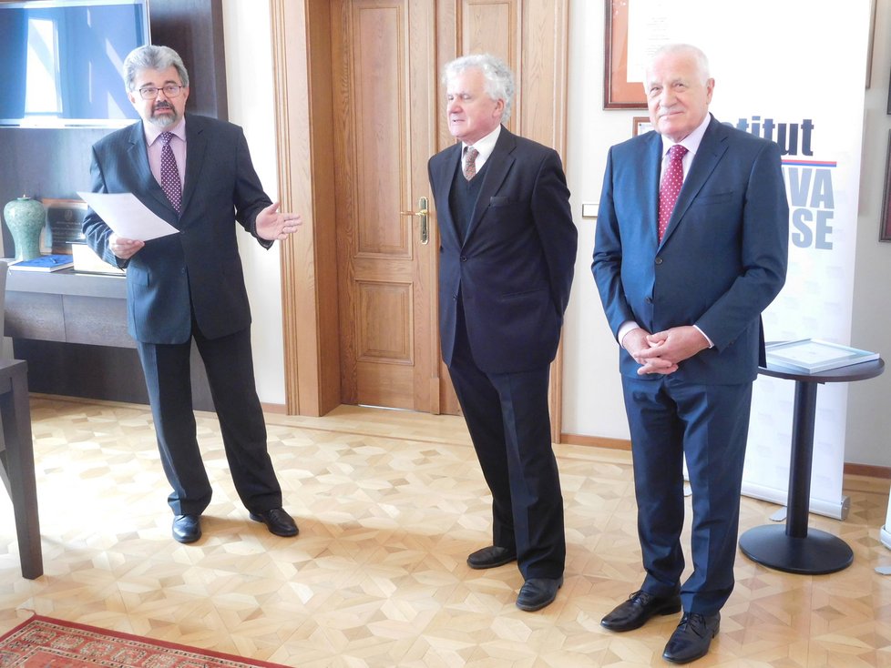 Václav Klaus předal cenu svého Institutu ekonomovi Dušanu Třískovi