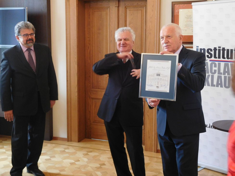 Václav Klaus předal cenu svého Institutu ekonomovi Dušanu Třískovi.