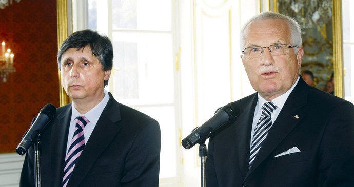Pražský hrad 25. 6. 2010: Fischer podává Klausovi demisi - Spokojený Klaus a sebevědomý Fischer