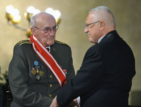 Prezident Václav Klaus předal 28. října ve Vladislavském sále Pražského hradu při příležitosti státního svátku Řád Bílého lva 1. třídy plk. Jiřímu Zenáhlíkovi.