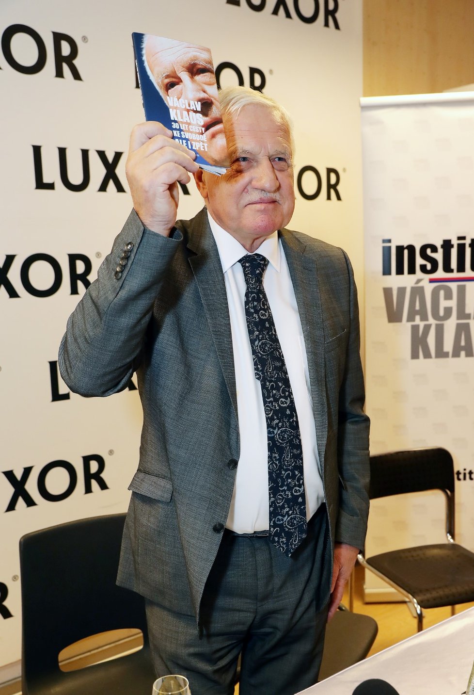 Bývalý prezident Václav Klaus na autogramiádě své knihy