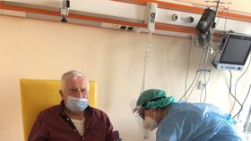 Václav Klaus, který byl pozitivně testován na covid-19, podstupuje odběr krve
