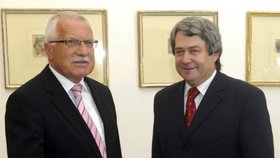 V červenci 2006 pozval Klaus na Hrad poprvé po revoluci předsedu KSČM Vojtěcha Filipa
