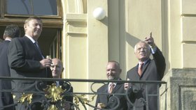 Václav Klaus pozval komunisty poprvé do Lán v roce 2003. Vlevo tehdejší předseda Miroslav Grebeníček