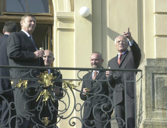 Václav Klaus pozval komunisty poprvé do Lán v roce 2003. Vlevo tehdejší předseda Miroslav Grebeníček