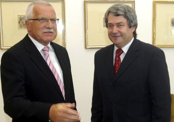 V červenci 2006 pozval Klaus na Hrad poprvé po revoluci předsedu KSČM Vojtěcha Filipa