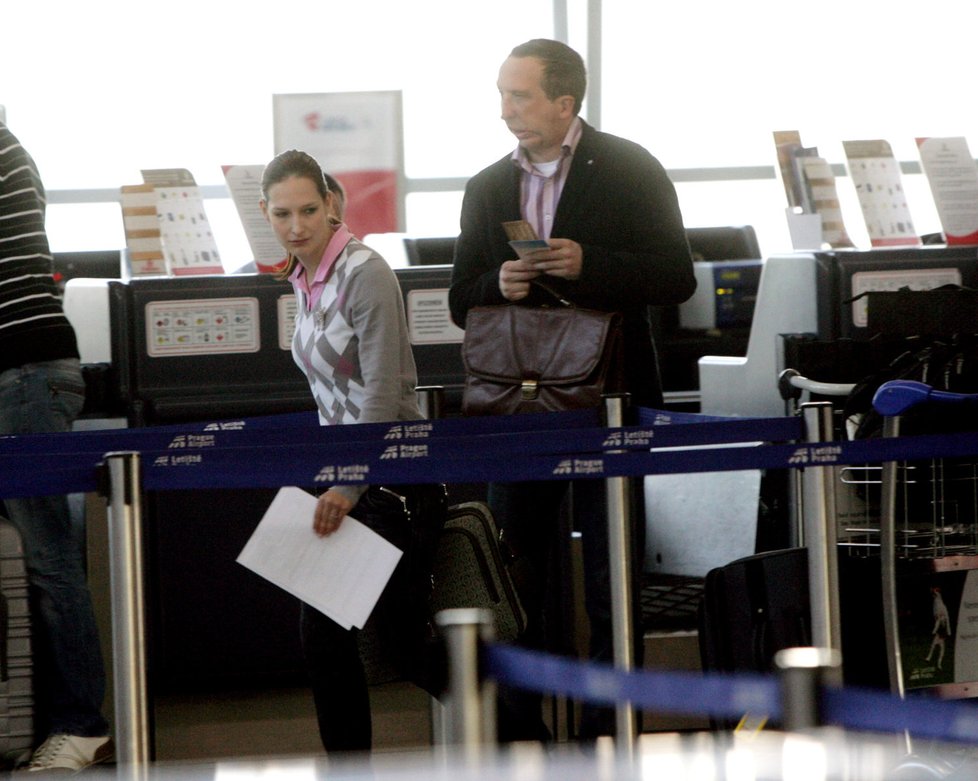 Blesk přistihl natěšený pár na pražském ruzyňském letišti před odletem na dovolenoou.