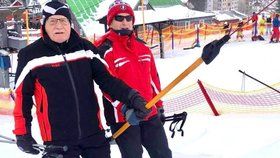 Exprezident Václav Klaus po úrazu kotníku opět vyrazil na lyže (23.1.2022)