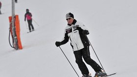 Klaus upřednostňuje klasiku, jezdí na carvingových lyžích, snowboard je prý pro levičáky