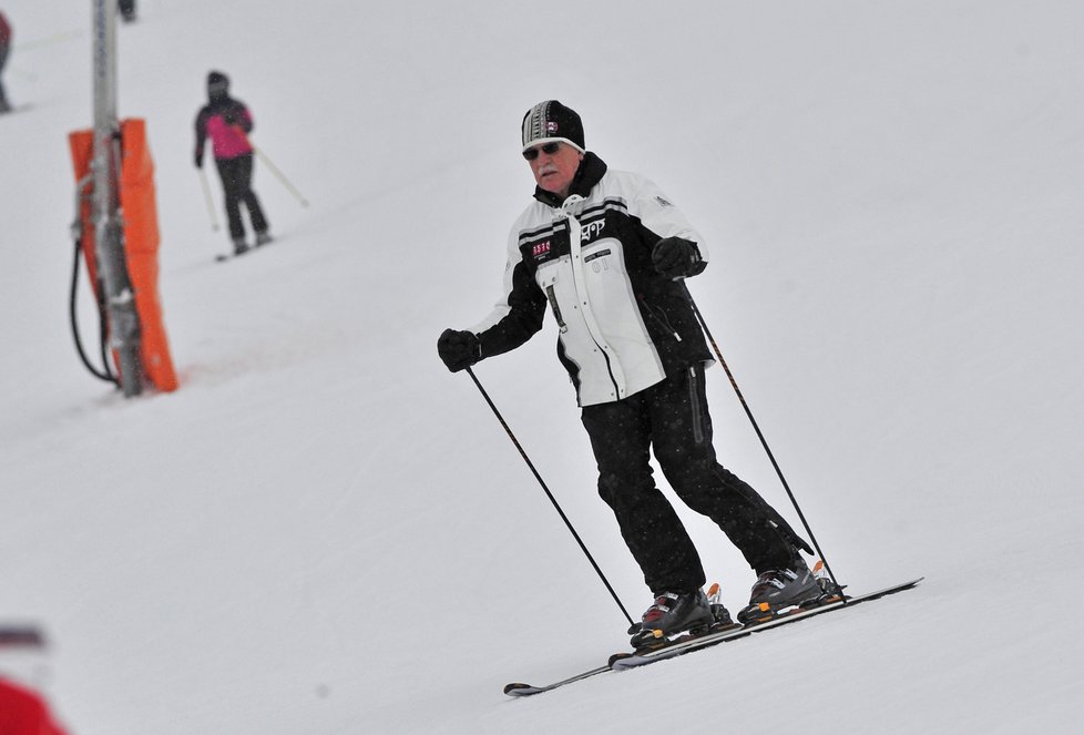 Klaus upřednostňuje klasiku, jezdí na carvingových lyžích, snowboard je prý pro levičáky