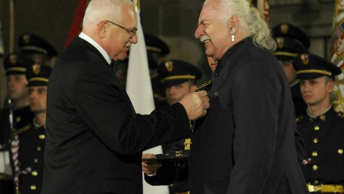 Václav Klaus předává 28.10.2010 státní vyznamenání Milanu Knížákovi, řediteli Národní galerie.