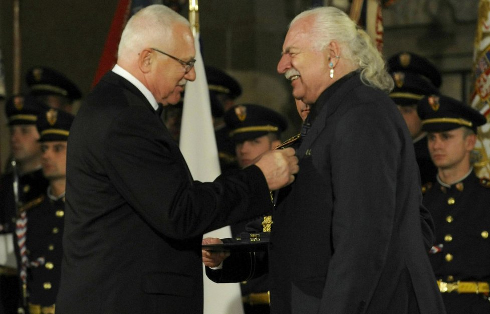Václav Klaus předává 28. 10. 2010 státní vyznamenání Milanu Knížákovi, řediteli Národní galerie.