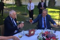 Klaus slaví 80: Pivo se Zemanem a opulentní party na Hradě. Dorazil i ruský velvyslanec
