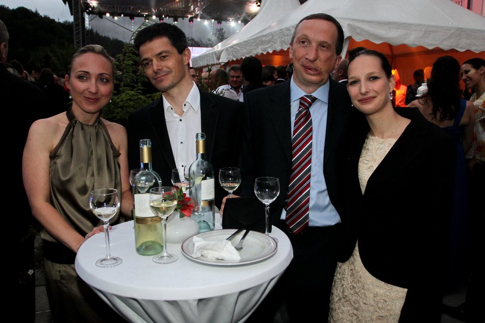 Václav Klaus mladší s novou přítelkyní Lucií a Jan Klaus s manželkou Veronikou