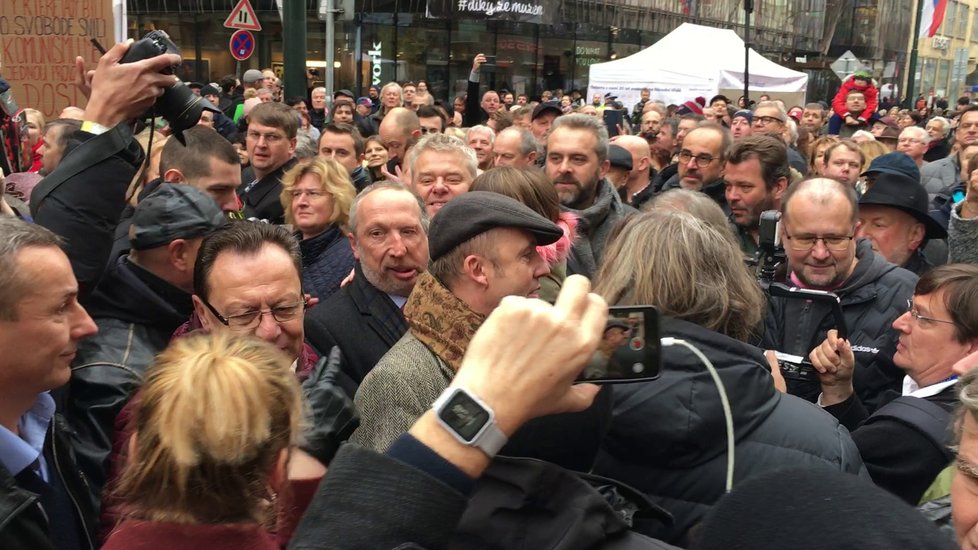 Václav Václav Klaus mladší si zažil perné chvilky na Národní třídě. Prodíral se rozlíceným davem s dcerou v náručí.Klaus mladší si zažil perné chvilky na Národní třídě. Prodíra lse rozlíceným davem s dcerou v náručí