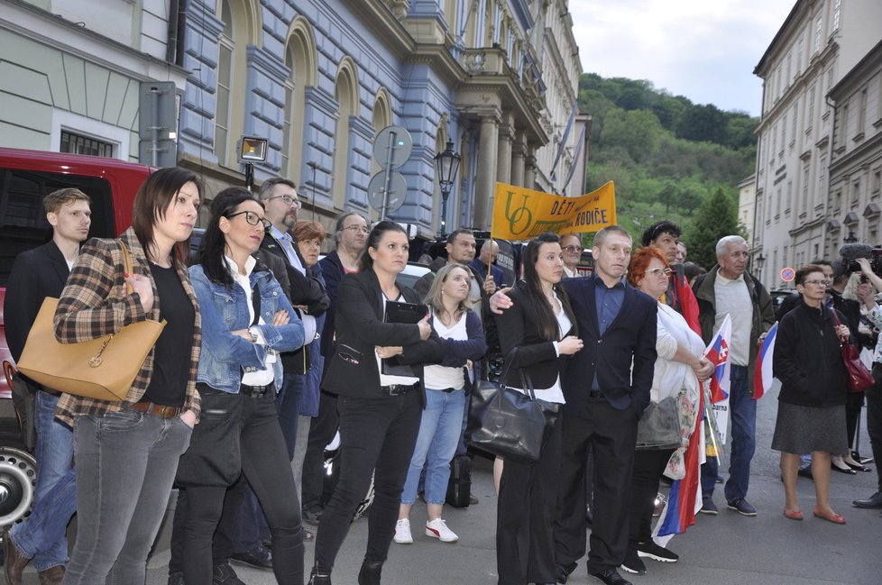 První dáma ODS Alexandra Udženija (druhá zleva) dorazila na akci think-tanku Václava Klause ml.